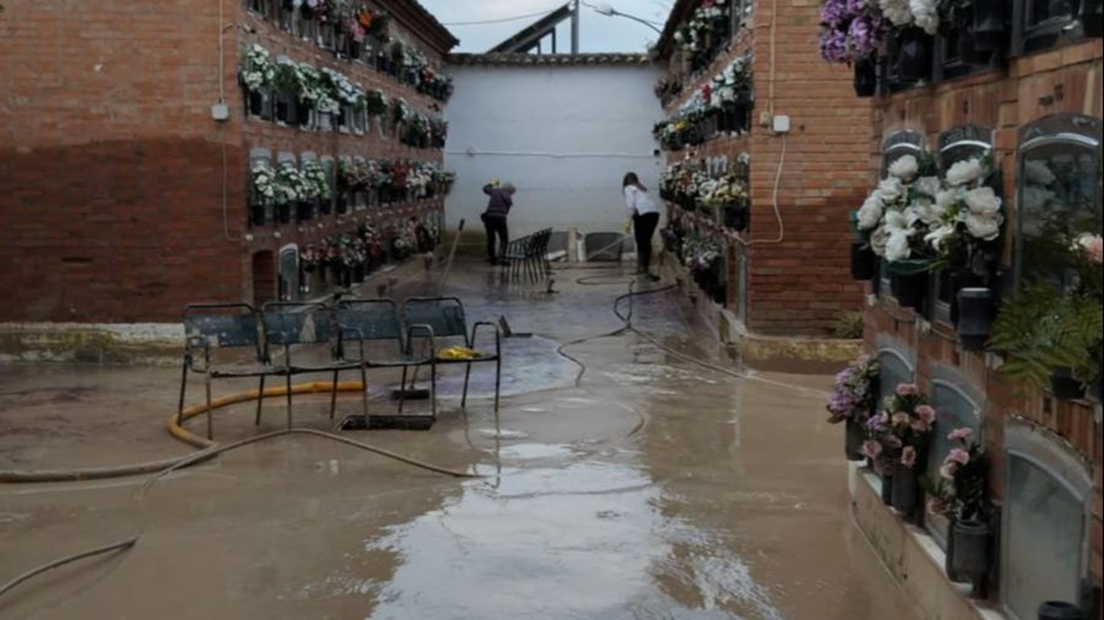 Limpieza en el cementerio de Villanueva de la Reina.