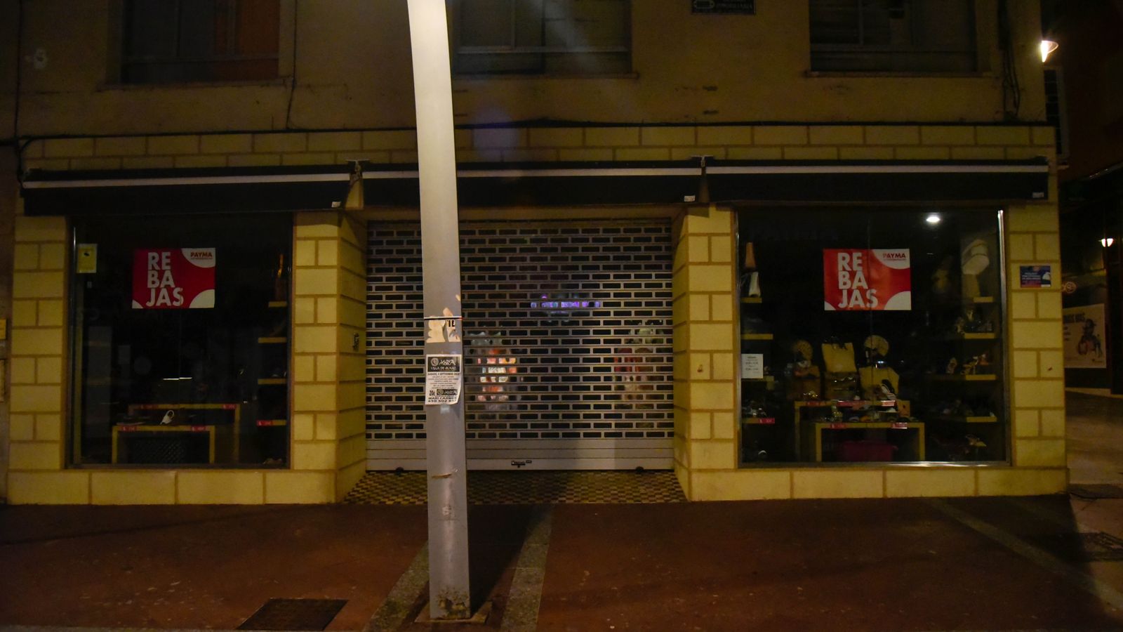 Fotos de edificios públicos y escaparates apagados en Algeciras por el plan de ahorro energético