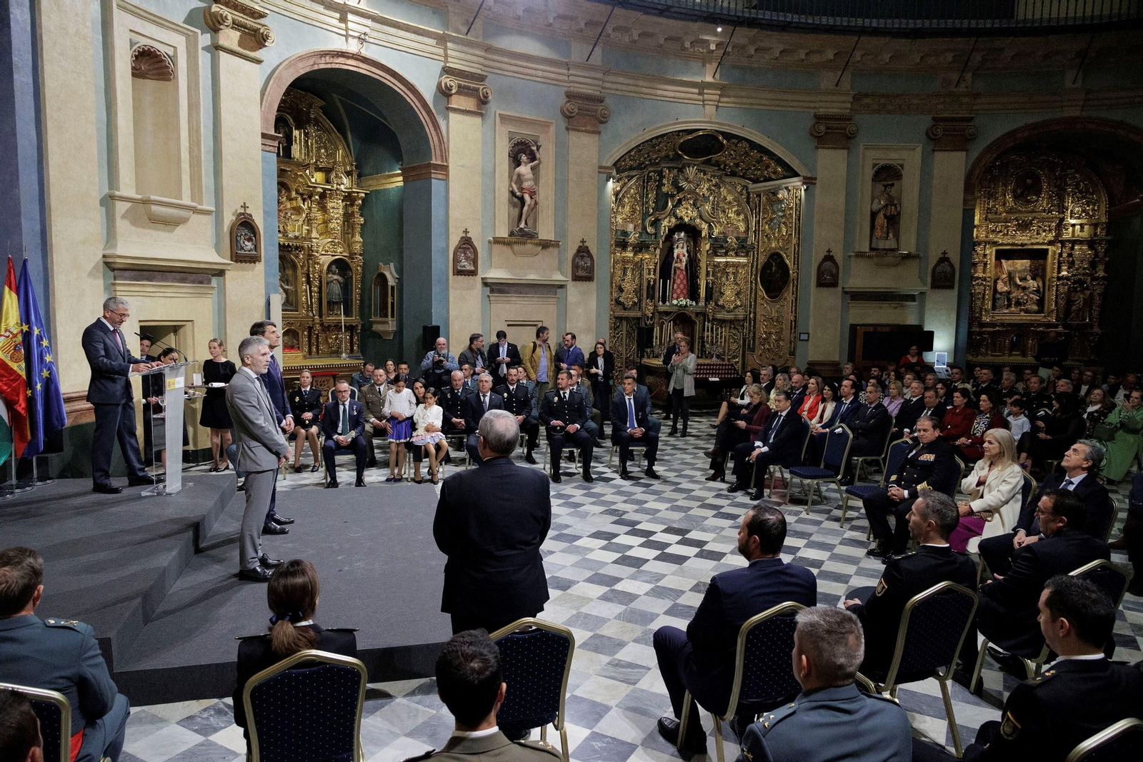 Las imágenes de la entrega de condecoraciones civiles en Cádiz.