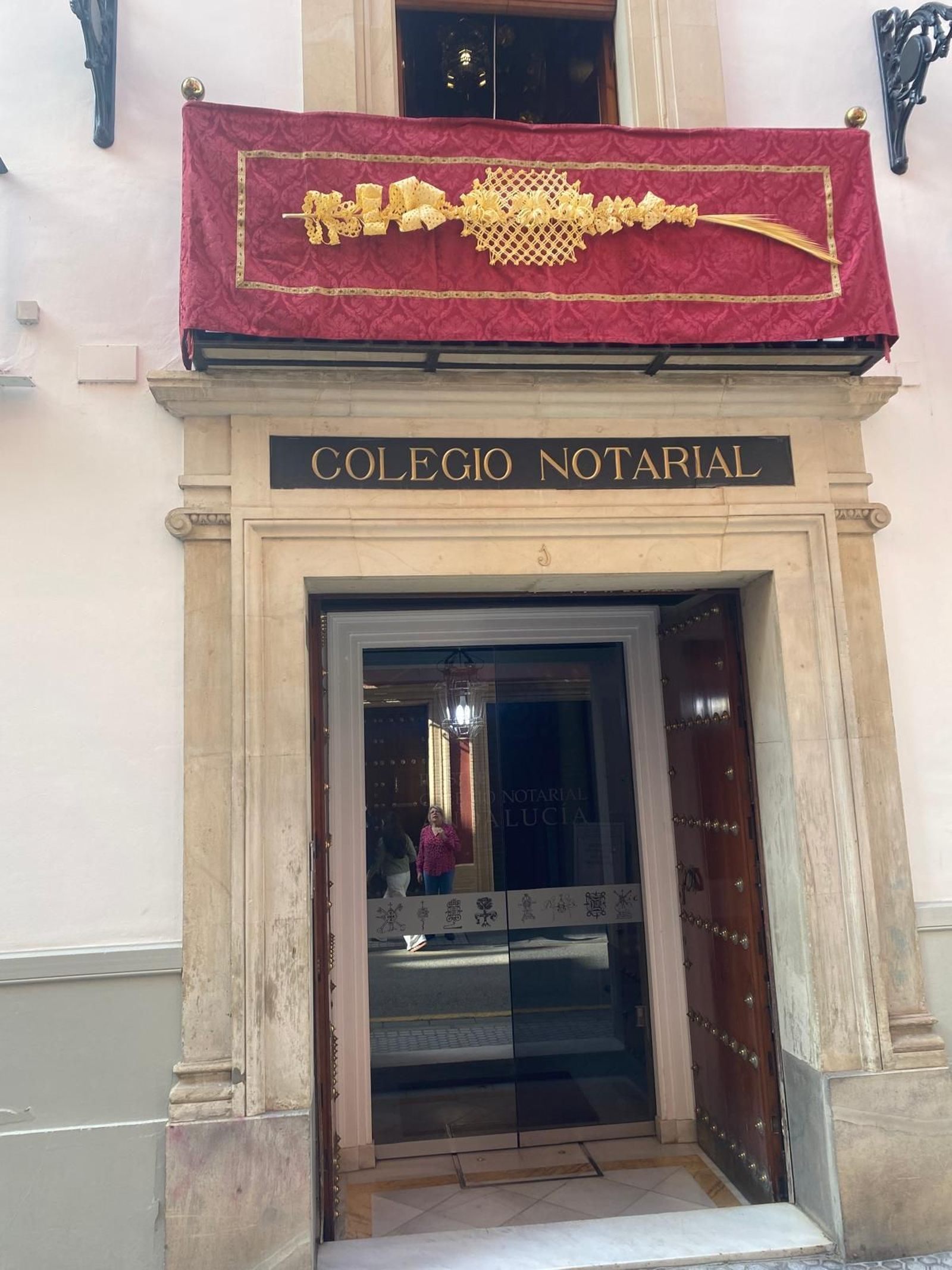 Fachada del Colegio de Notarios engalanada para la Semana Santa