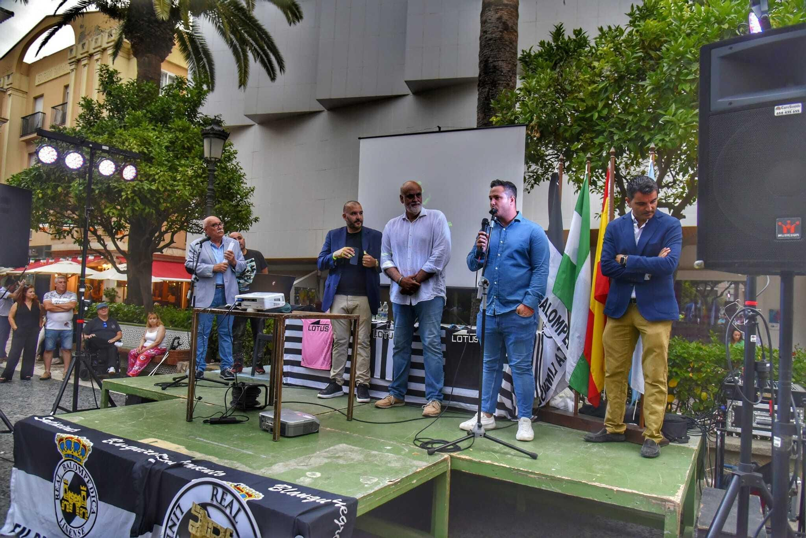 El empresario Juan Díaz se dirige a los presentes, en un momento del acto