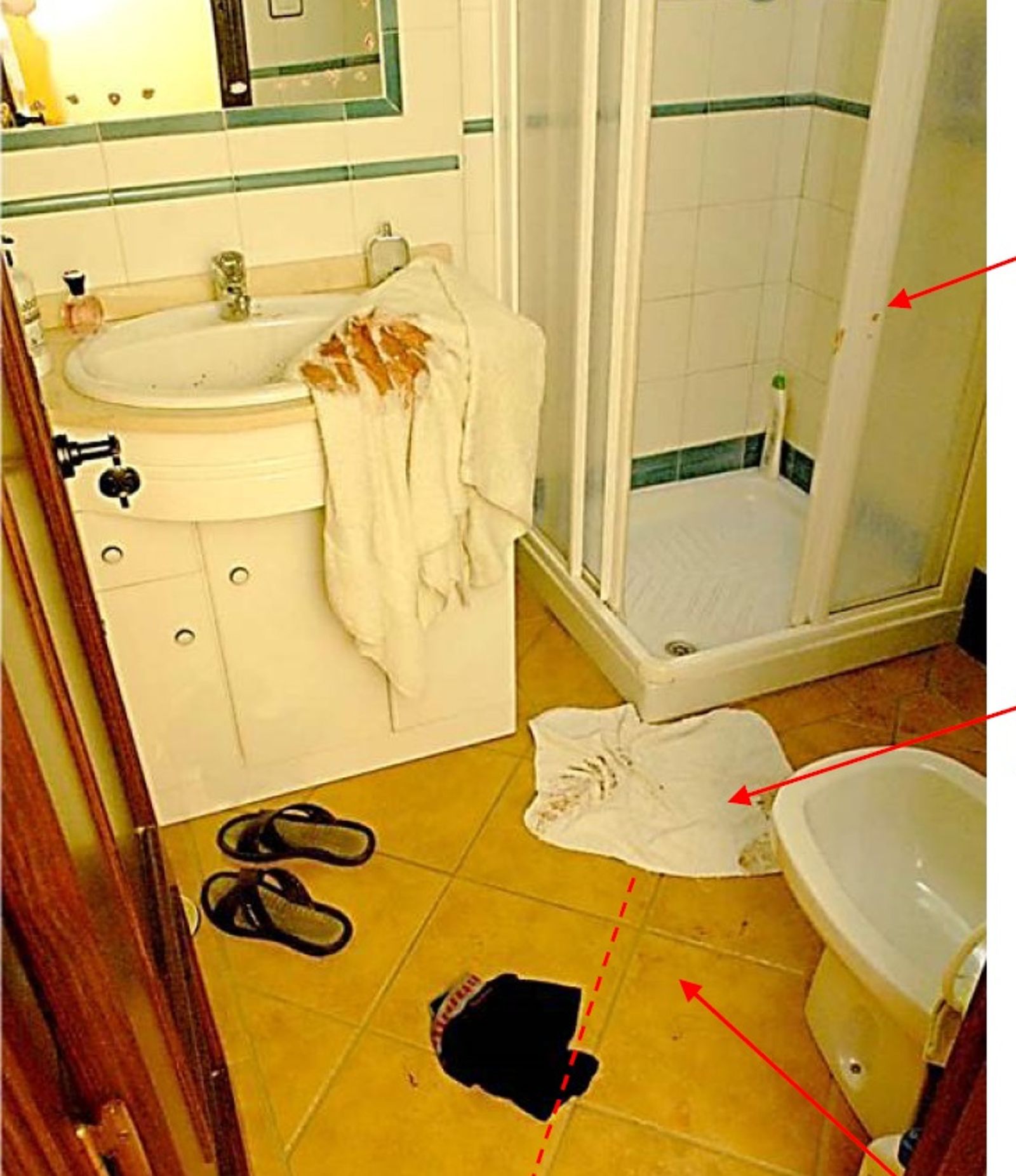 Baño en el que se estaba duchando Miguel Ángel cuando fue asaltado.