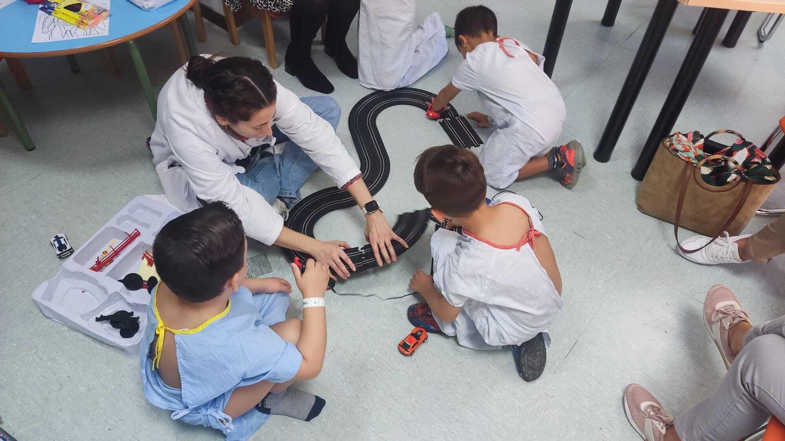 Una voluntaria de Tendiendo Puentes, en el Materno con varios niños.