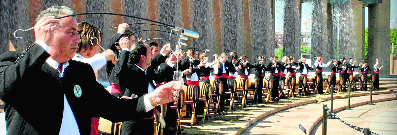 Imagen de la concentración de 61 venenciadores en Sevilla en 2005 con la que la empresa de Rubiales estableció el récord Guinness, siendo la única de Jerez que ostenta este certificado.