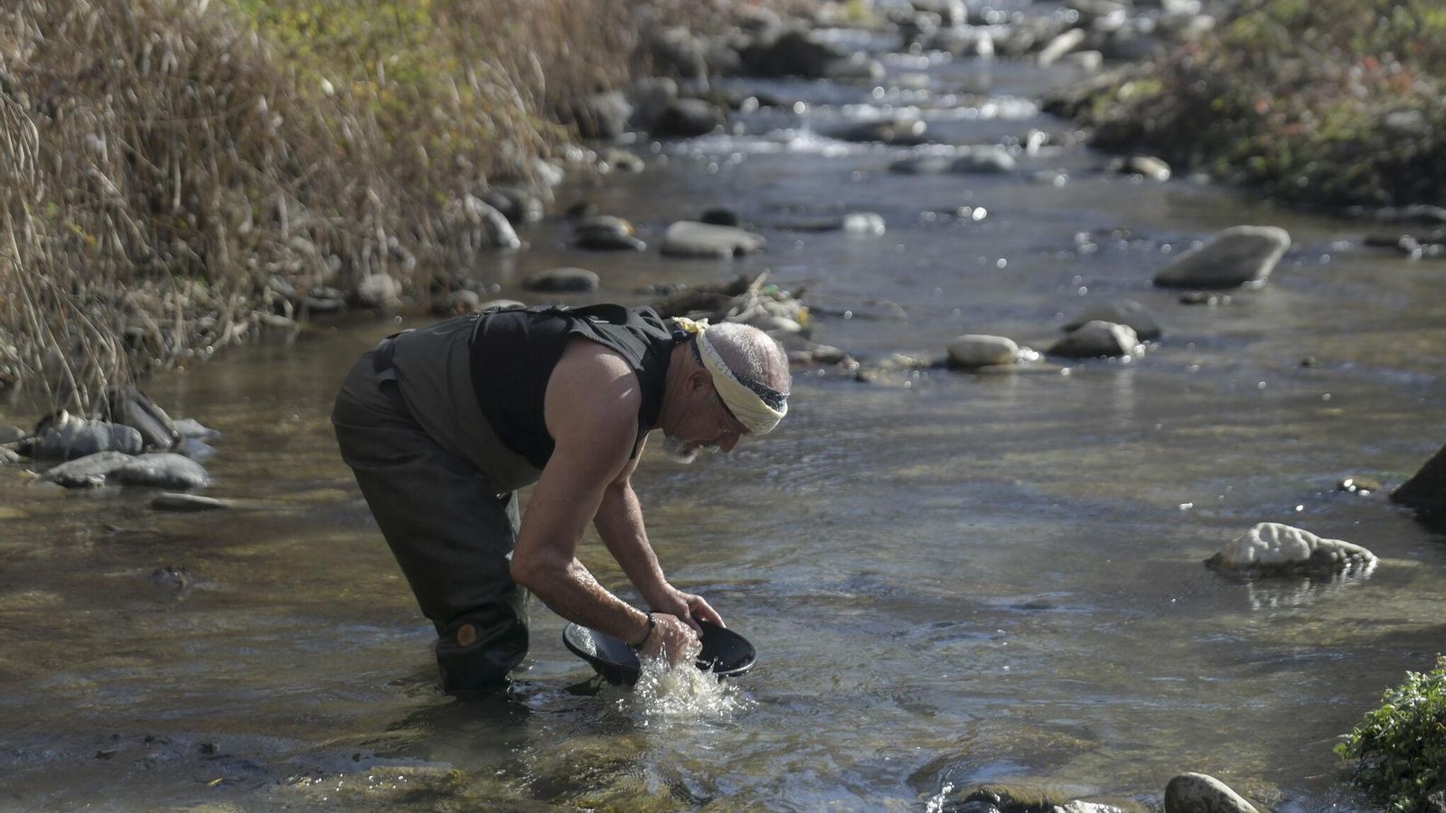 Fernando Díaz durante la búsqueda de oro en el río Genil