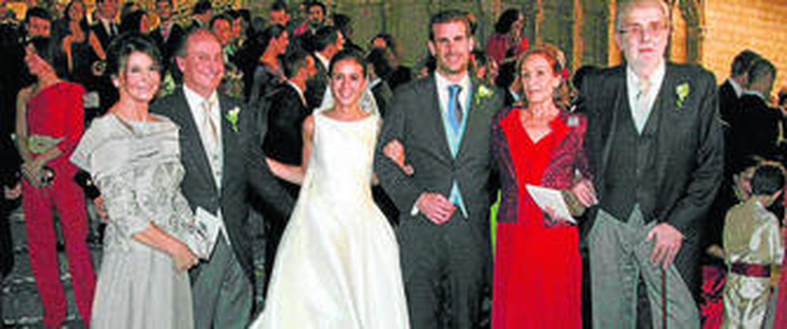 Anna Brufau y Pablo Lara posan con sus padres a las puertas de la basílica de Santa María del Mar.