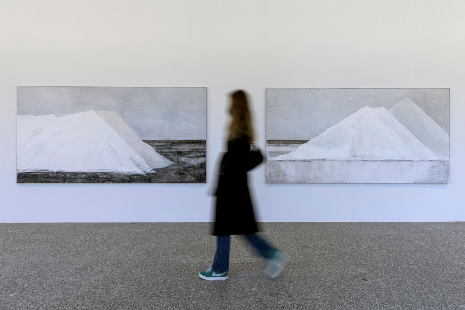 Una visitante en el Real Jardín Botánico de Madrid en marzo de 2021 ante obras de la serie 'La sal' de Carmen Laffón.