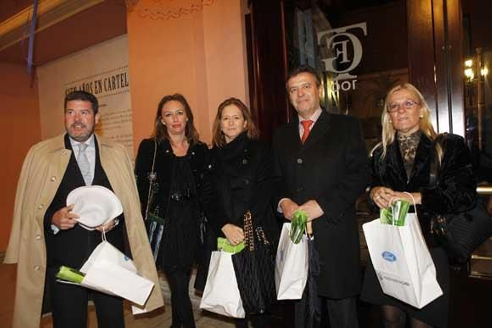 Numerosas personalidades se dieron cita en el Gran Teatro Falla para vivir la Final del COAC

Foto: Julio Gonzalez-Jesus Marin-Lourdes de Vicente