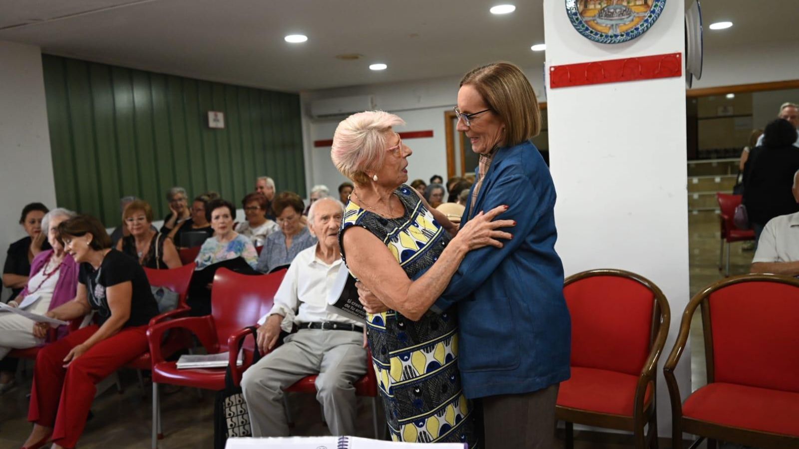 La delegada Matilde Ortiz visita uno de los Centros de Participación Activa de la provincia de Granada