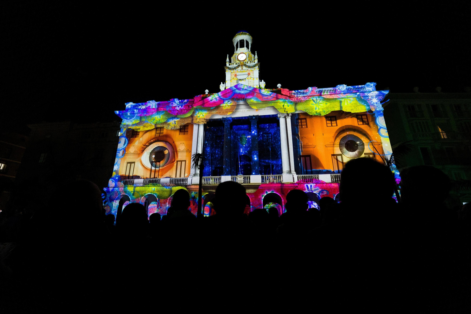 Navidad en Cádiz 2023: Las imágenes del 'mapping', el espectáculo audiovisual en la fachada del Ayuntamiento