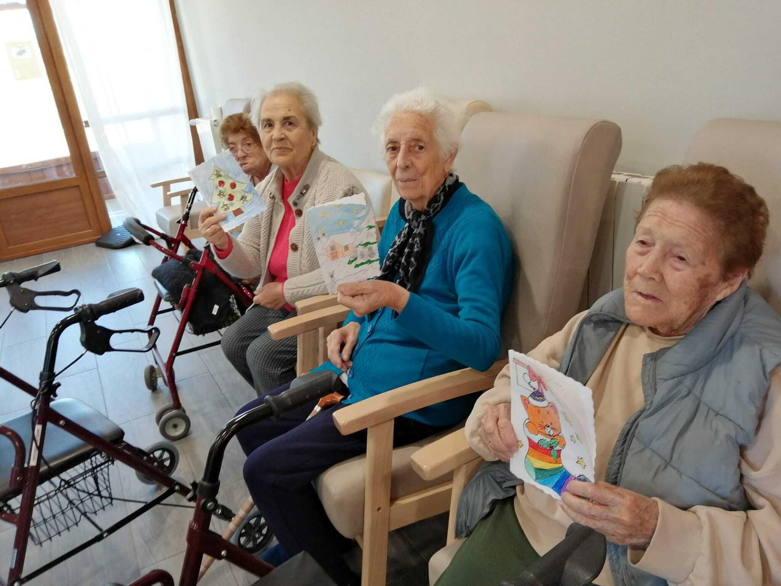Escolares llenan de villancicos y felicitaciones navideñas las residencias de mayores