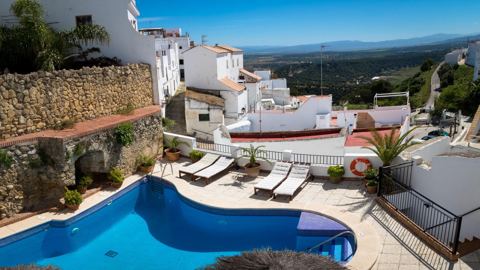 Piscinas del hotel Las Palmeras del Califa.
