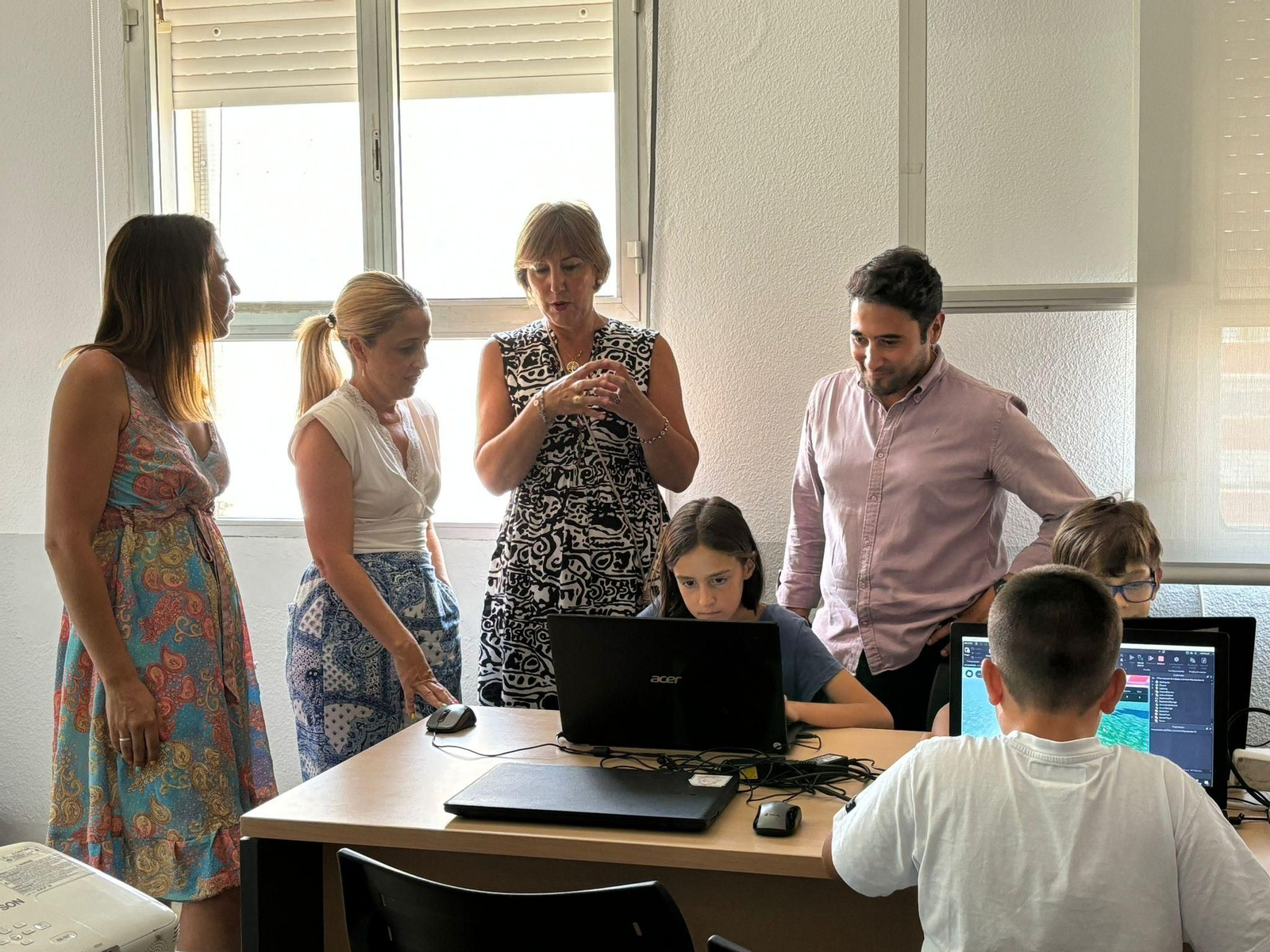 May Gallego, Cristina Silva y Antonio Dávila en su visita al campamento.