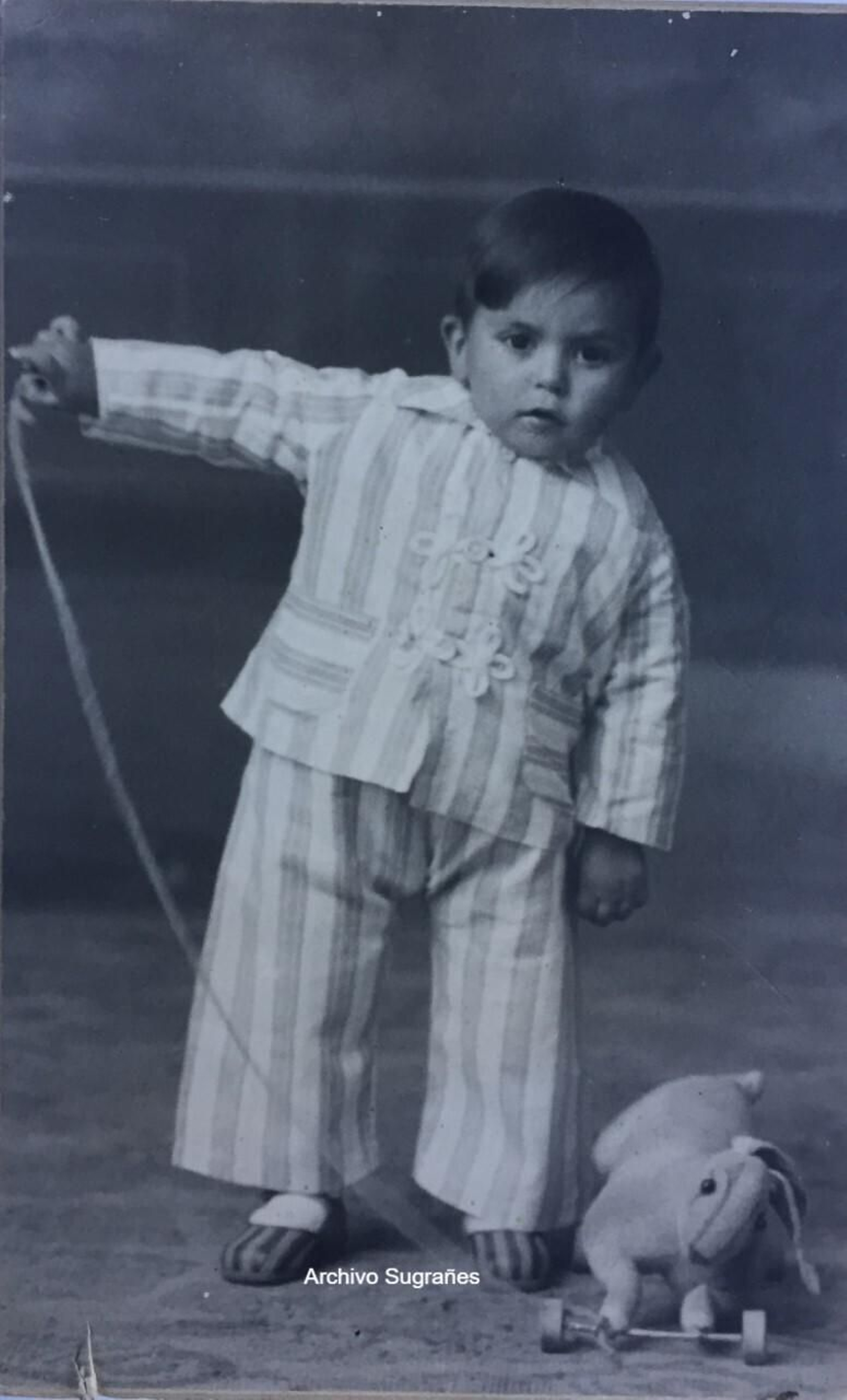 Un niño con su juguete el día de Reyes Magos en los años veinte del siglo pasado.