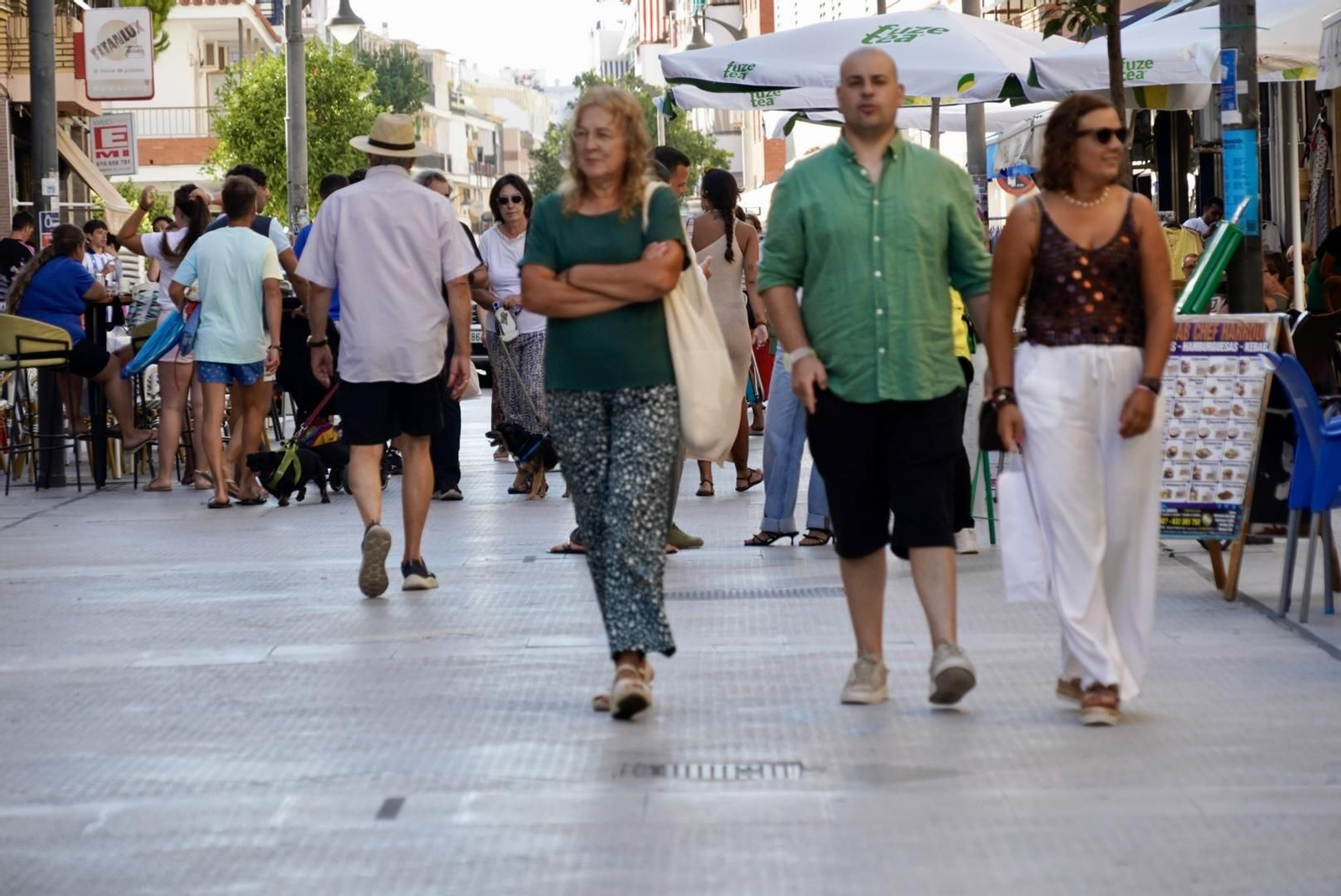 La Calle Ancha de Punta Umbría, una tarde de verano con el sol cayendo