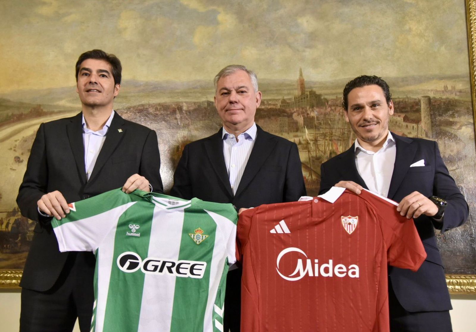 José Luis Sanz, flanqueado por Ángel Haro y José María del Nido Carrasco este jueves.