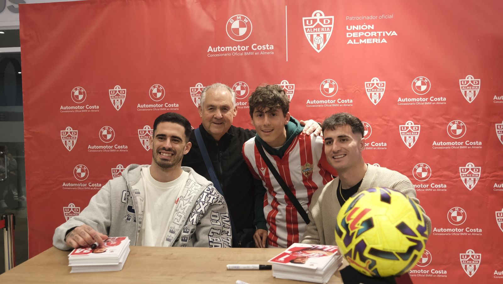 Jon Mocillo y Miguel de la Fuente firman autógrafos en Automotor Costa BMW