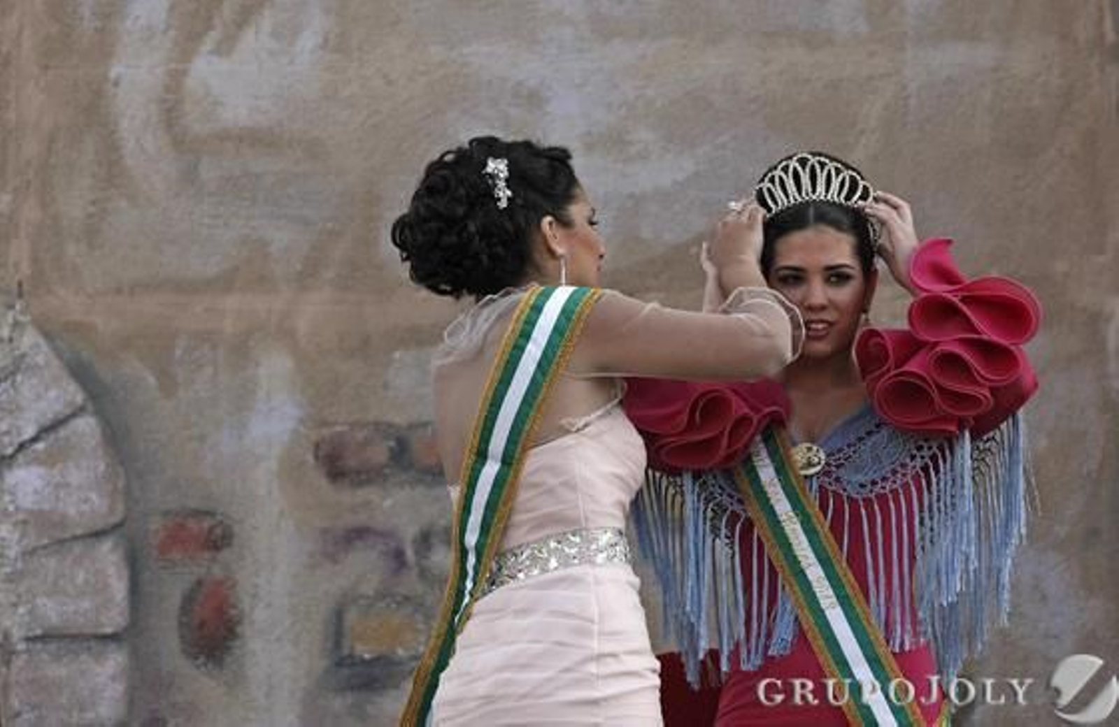 Las autoridades locales coronan a las reinas infantil y juvenil, María Jiménez y Marta Cabello

Foto: Erasmo Fenoy