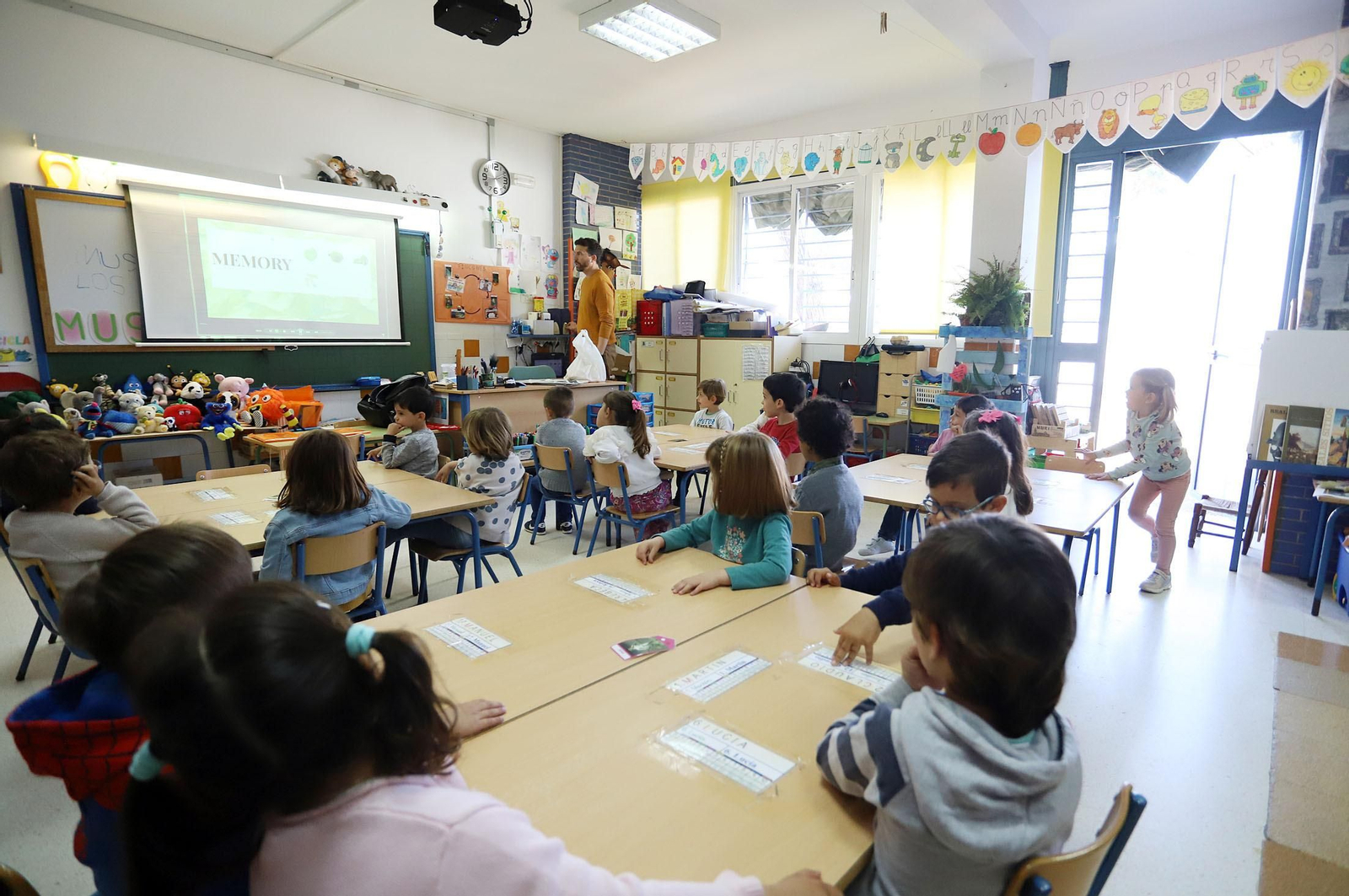 Imágenes de los alumnos de infantil de El Puntal haciendo de periodistas