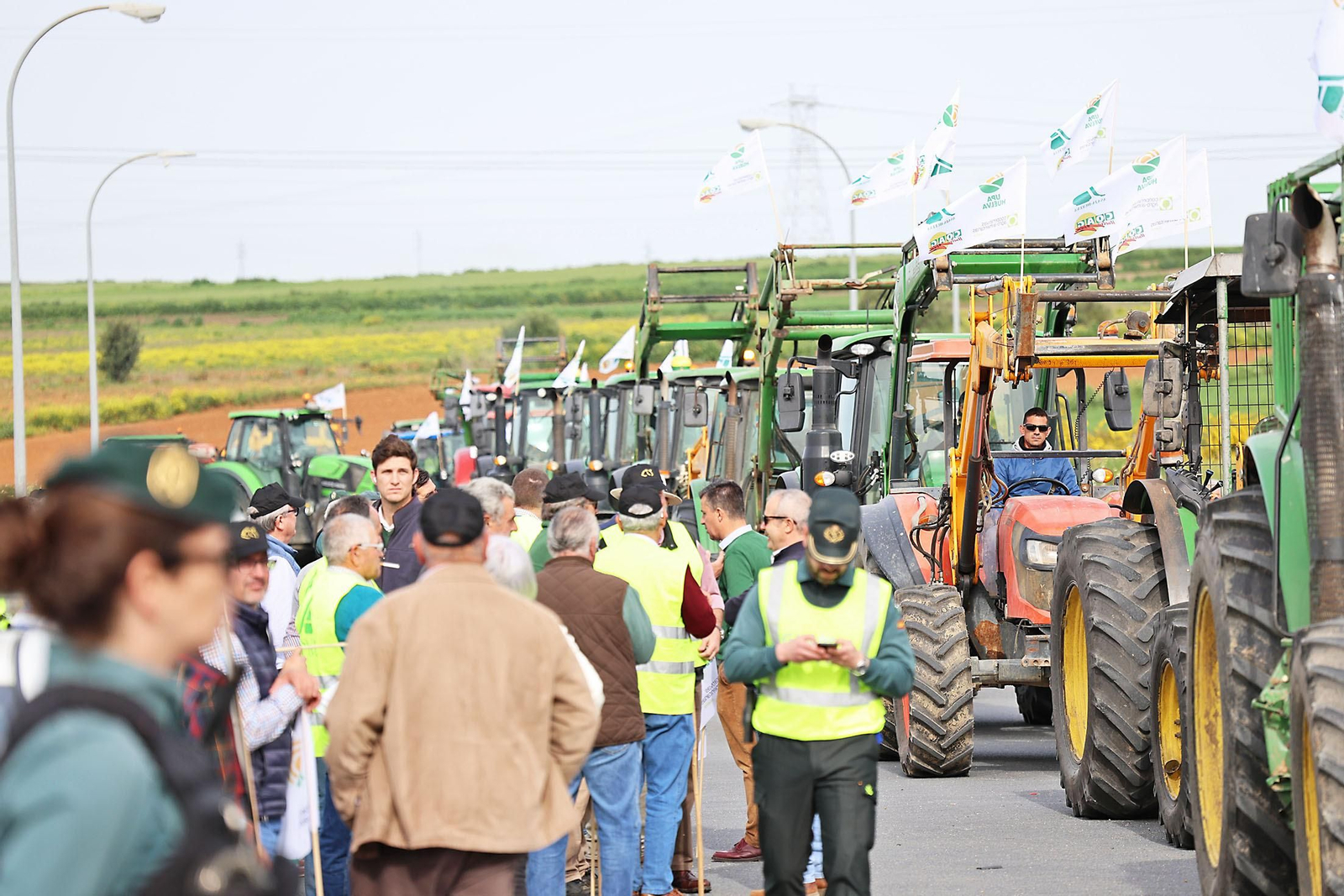 Imágenes de la multitudinaria tractorada de los agricultores en Huelva