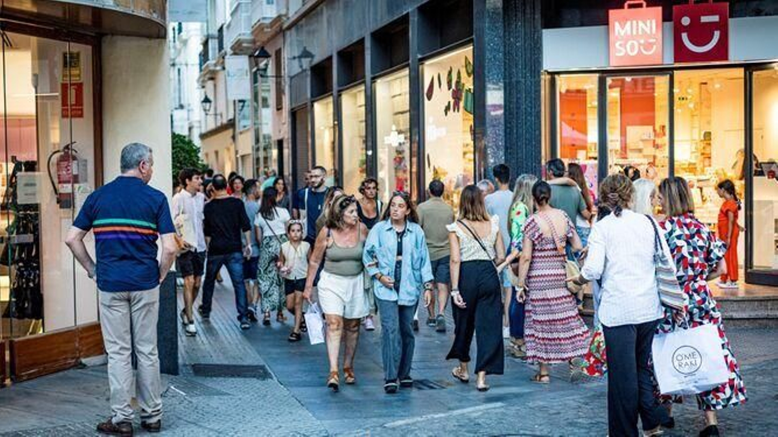 Gente paseando por la calle Columela de Cádiz.