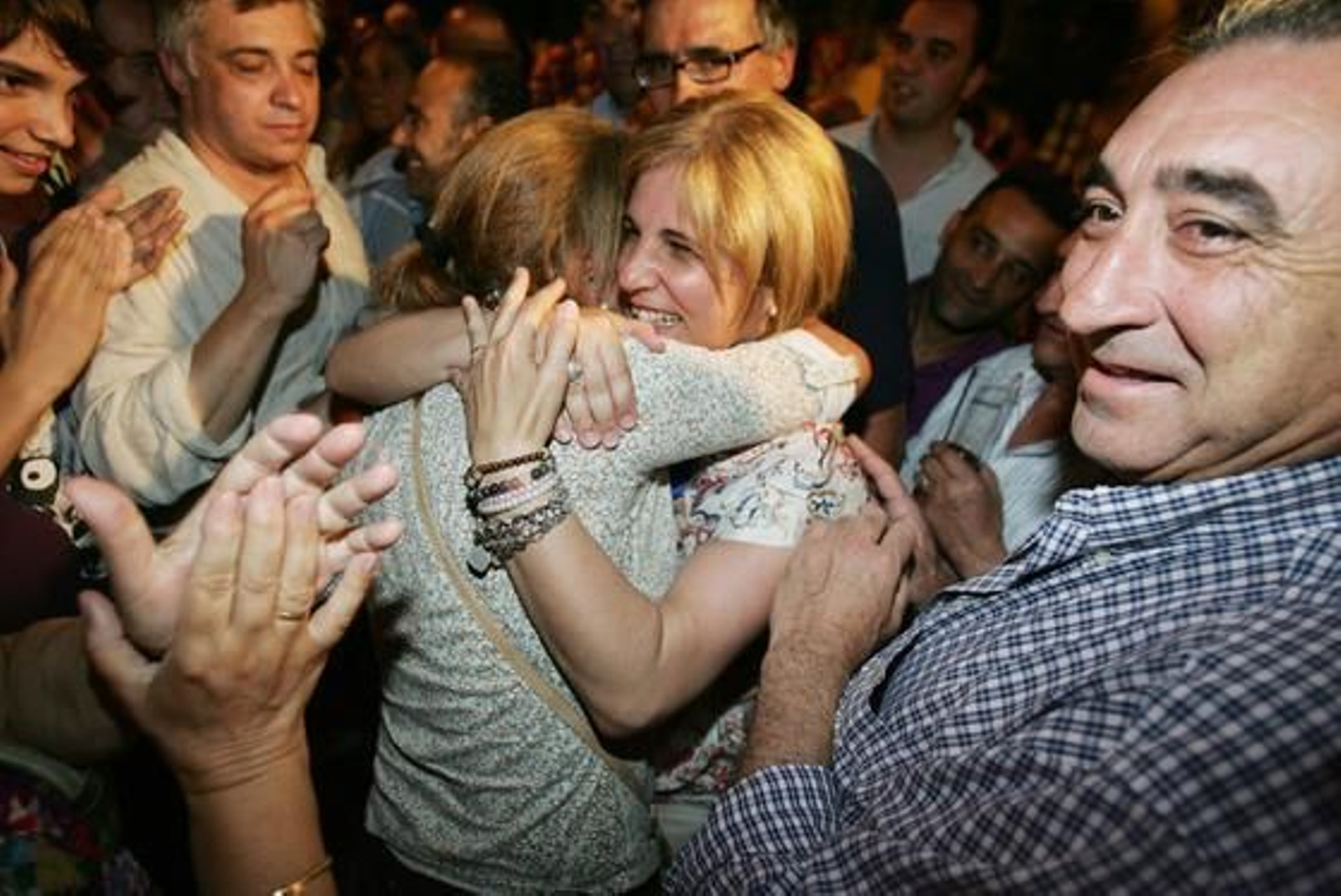 La alcaldesa electa abraza a una jerezana que la esperaba en la calle.

Foto: Pascual