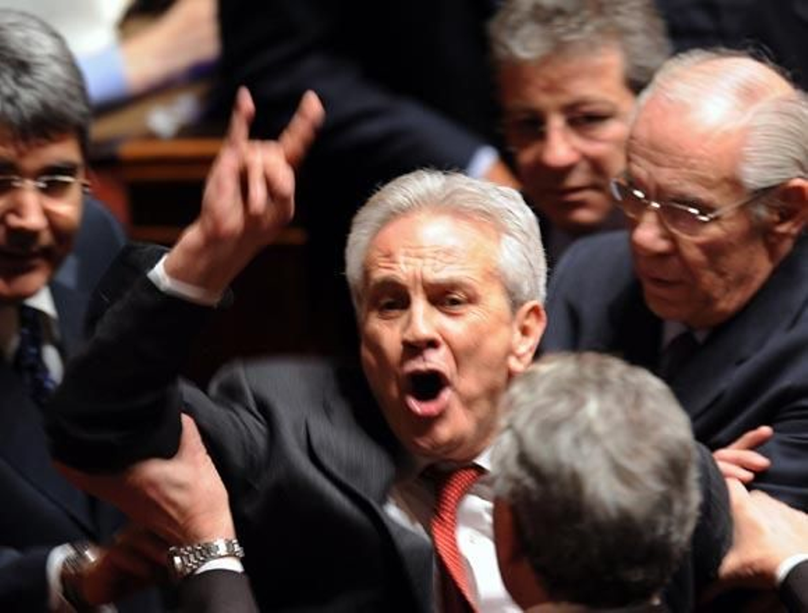 Un senador italiano, agredido por un compañero por anunciar que votará a Prodi