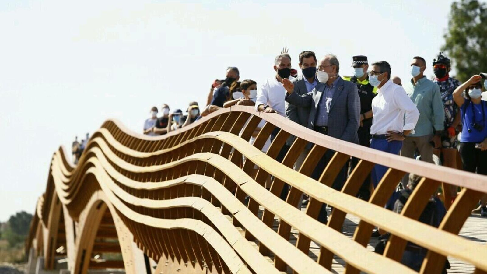 Un momento de la inauguración de la pasarela. Un momento de la inauguración de la pasarela.
