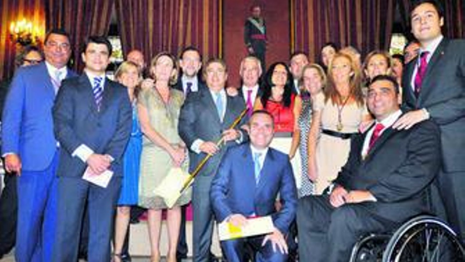 Zoido con su equipo tras tomar posesión como alcalde.