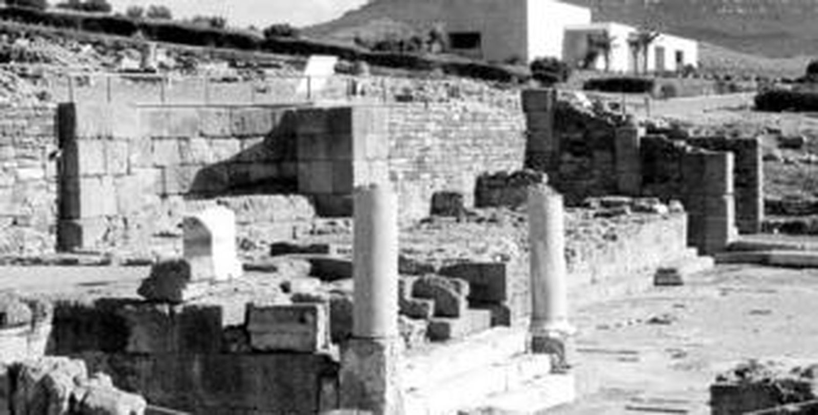 Imagen, tomada desde el yacimiento, en la que se aprecia la integración de la sede de Baelo Claudia con las ruinas.