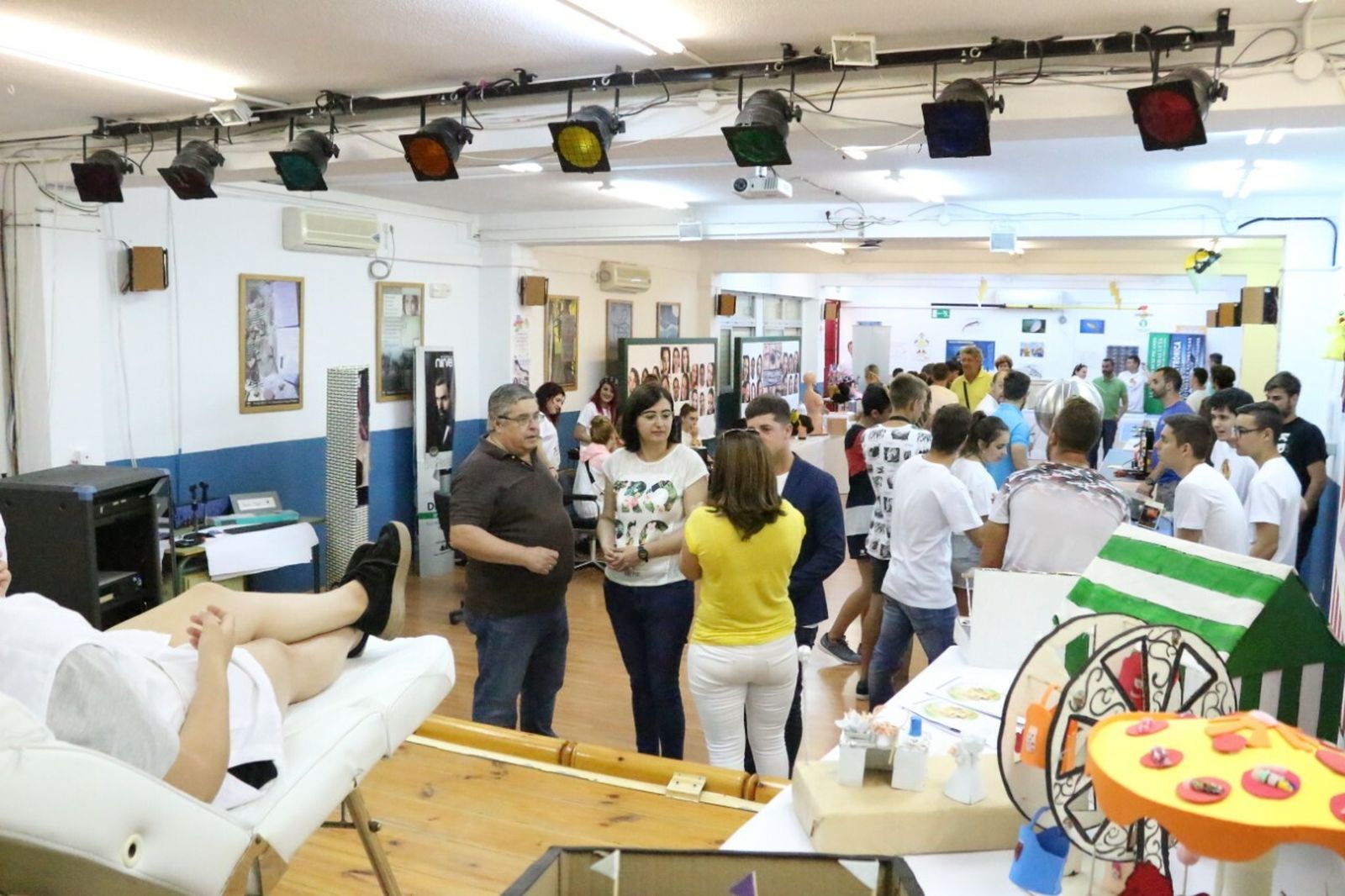 El centro educativo ha instalado stands informativos de los ciclos formativos.