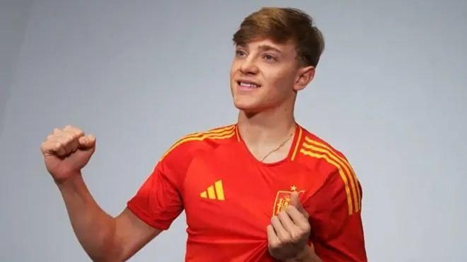 Jesús Rodríguez posando con la camiseta de la Selección Española