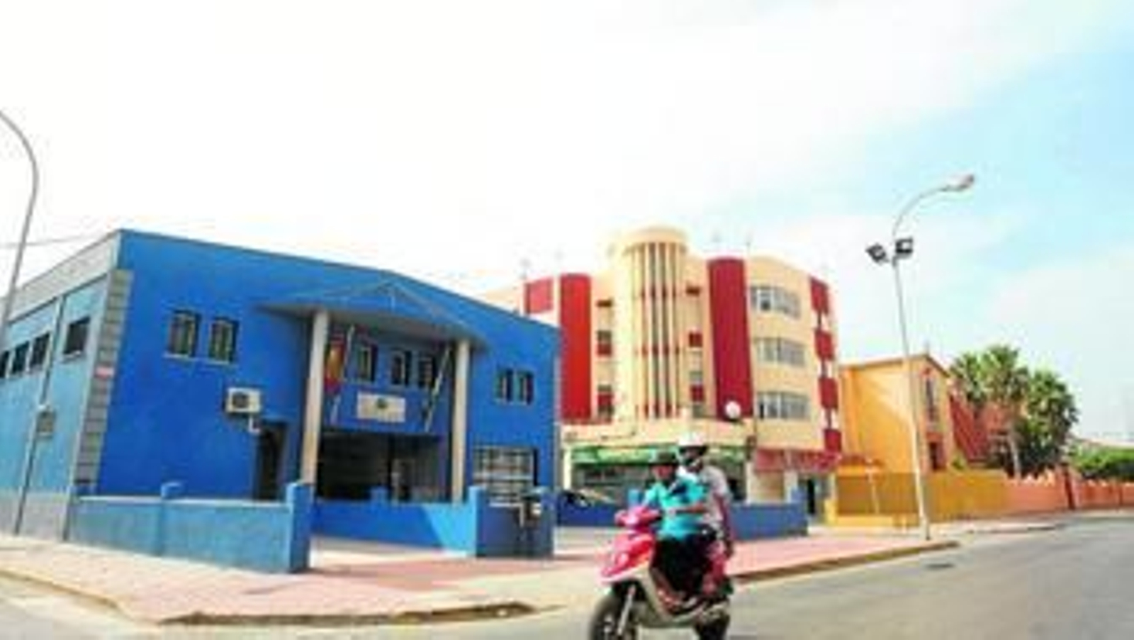 Edificio que alberga tres de los cuatro juzgados de La Línea y que fue abierto en la década de los noventa con carácter provisional.