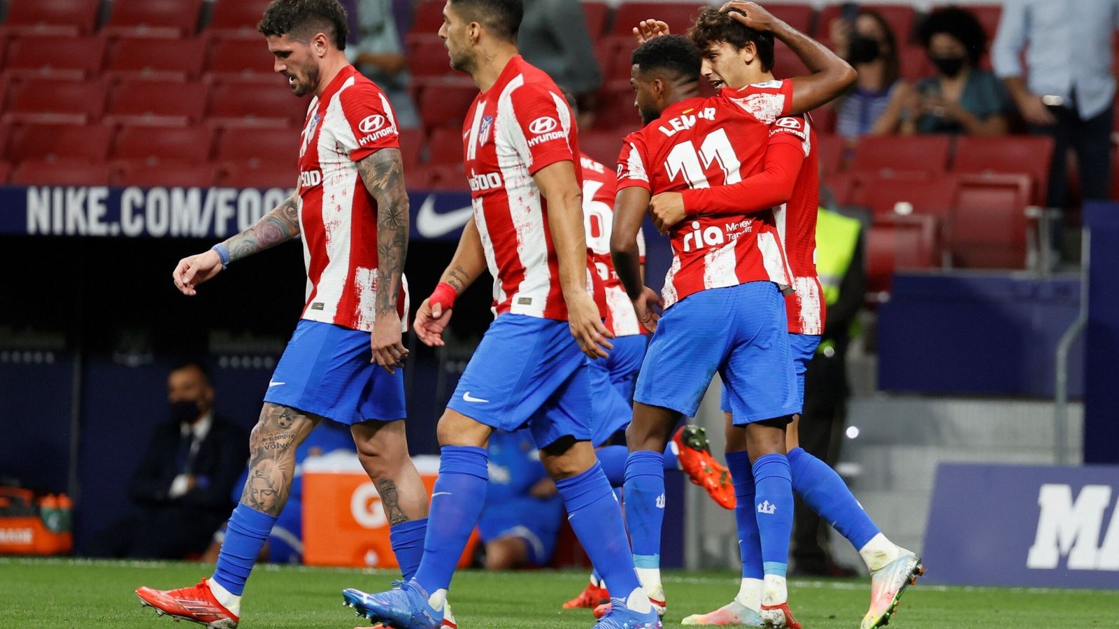 Joao Félix celebra con Lemar el primer tanto del encuentro, obra del francés.