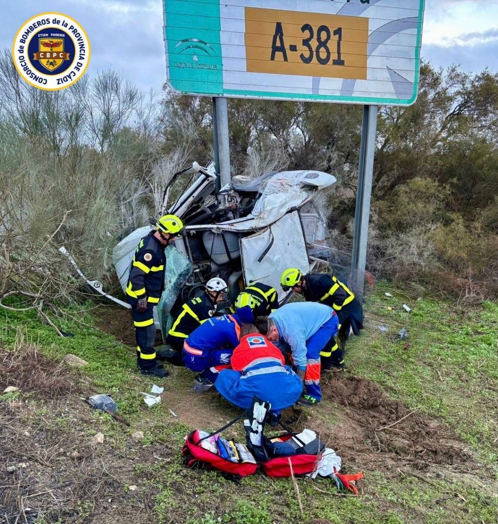 Bomberos y sanitarios en el lugar del siniestro