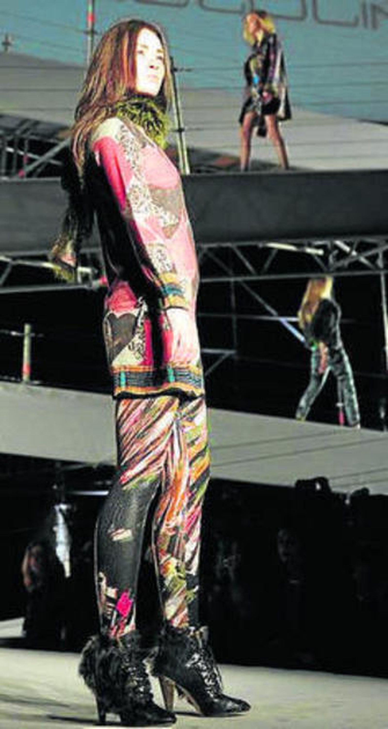 Custo retoma los 'jeans' como fondo de armario