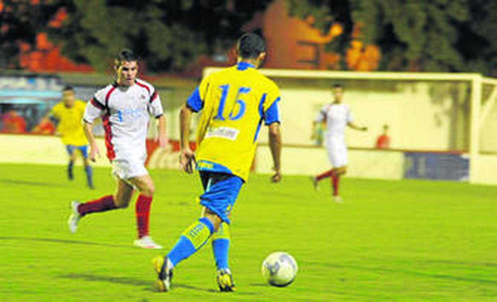 El lateral cadista Cifuentes avanza con el balón durante el partido disputado anoche en Chiclana.
