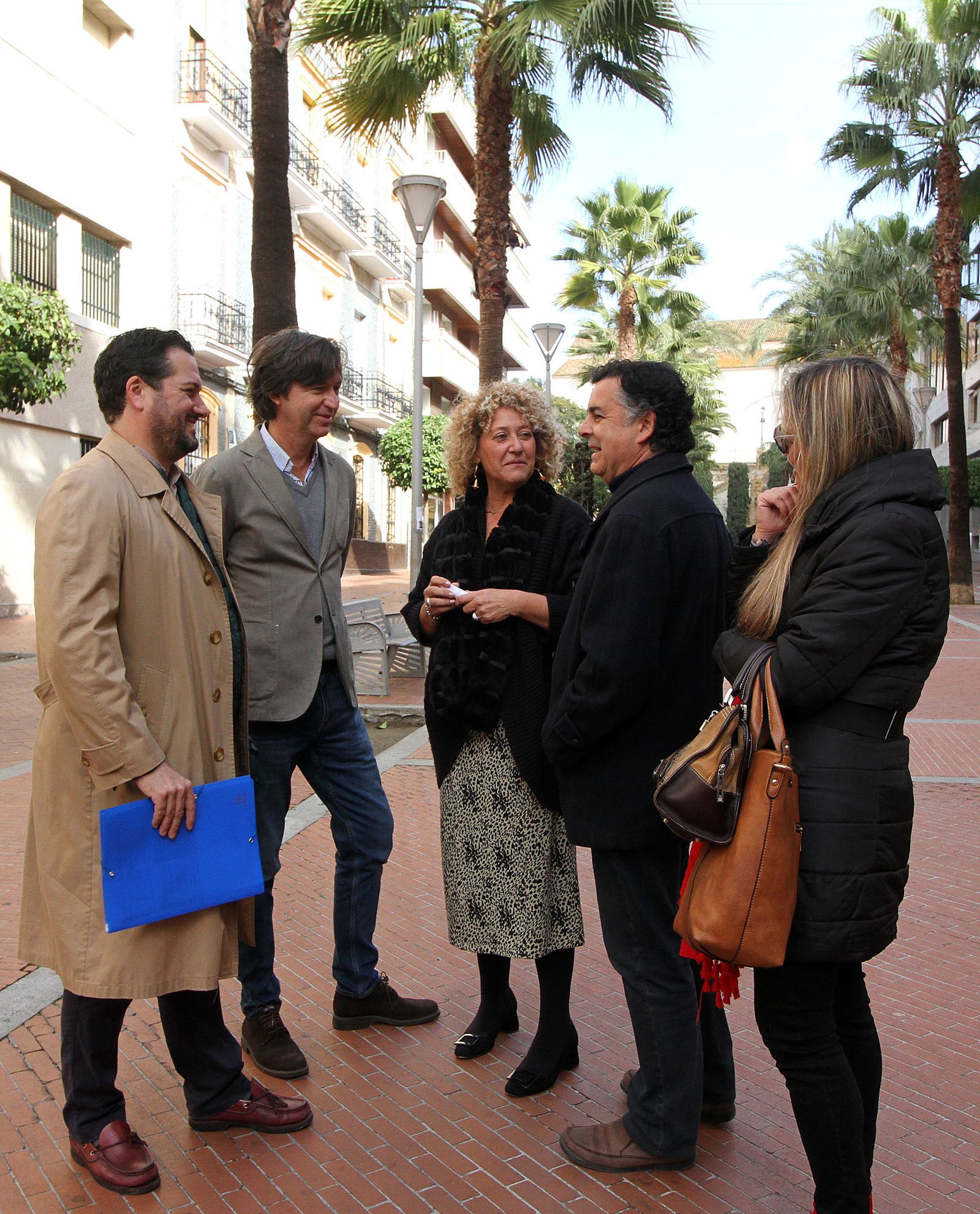 La candidata a la Alcaldía por el PP, Pilar Marín, en el Paseo Santa Fe junto a algunos de sus colaboradores.