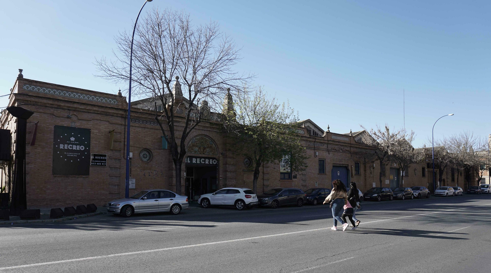 Las naves portuarias de 1929 de la avenida de la Raza. Frente a estas están las que acogerán equipamientos y servicios avanzados.