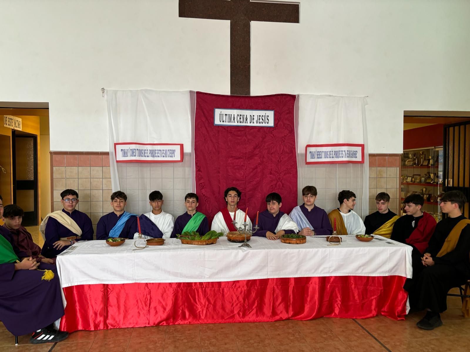 La última cena representada por estudiantes del colegio Nuestra Señora del Milagro.