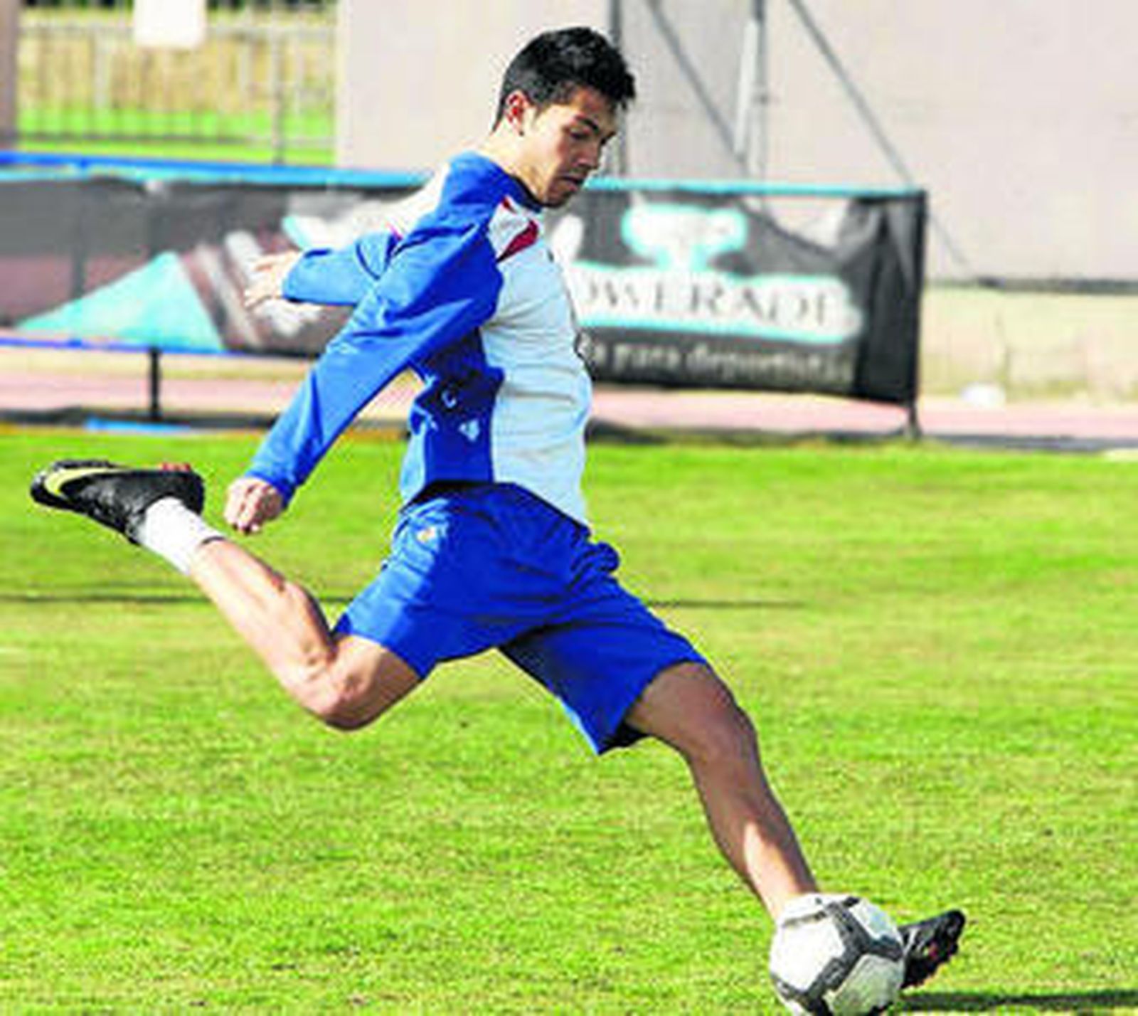 Miku, delantero del Getafe, durante el entrenamiento de ayer.