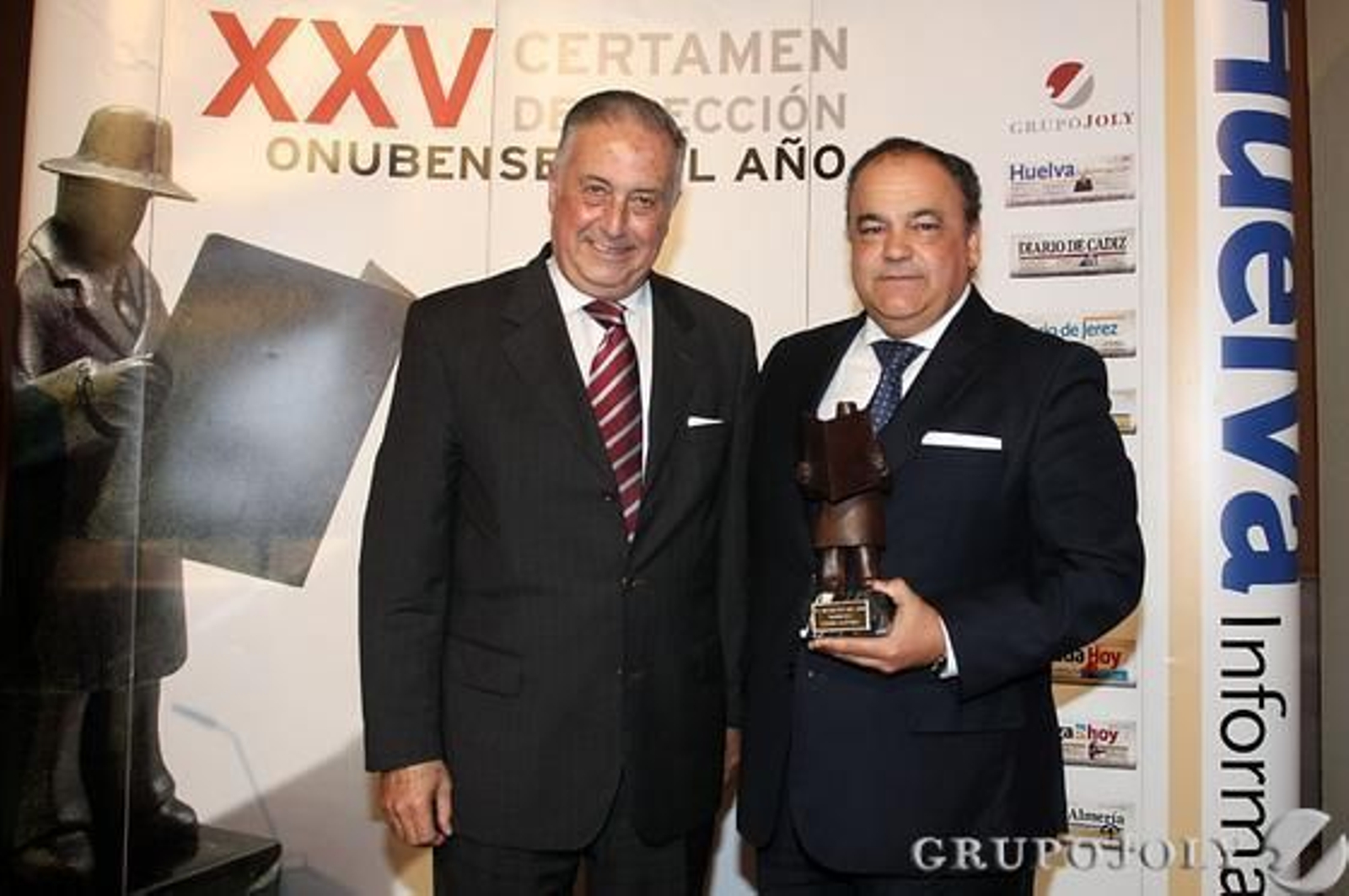 CURRO SÁNCHEZ. El subdelegado del Gobierno, Enrique Pérez Viguera, con el padre del futbolista, Francisco Sánchez.

Foto: Josue Correa