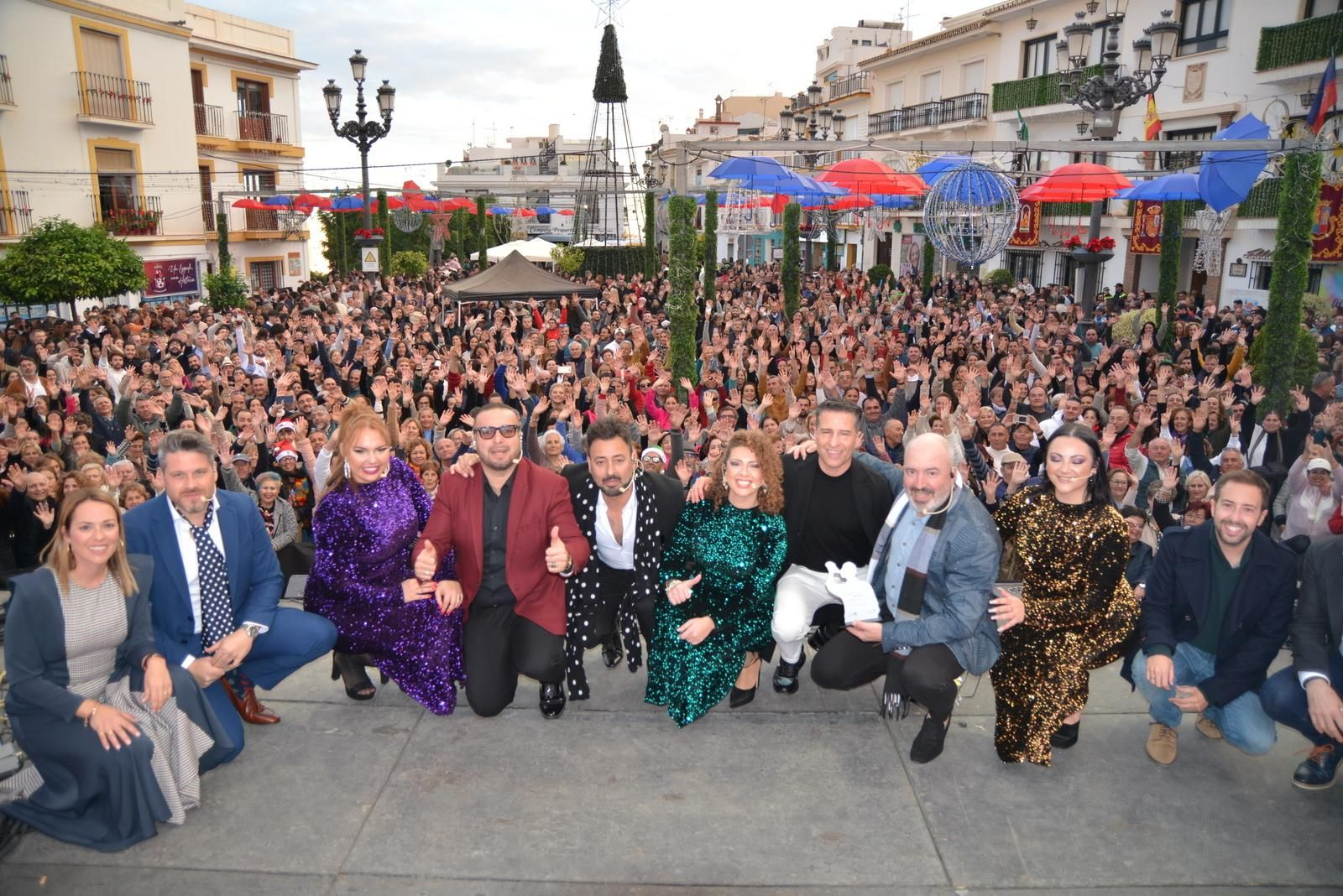 Autoridades posan junto a algunos de los asistentes en las migas de Torrox.