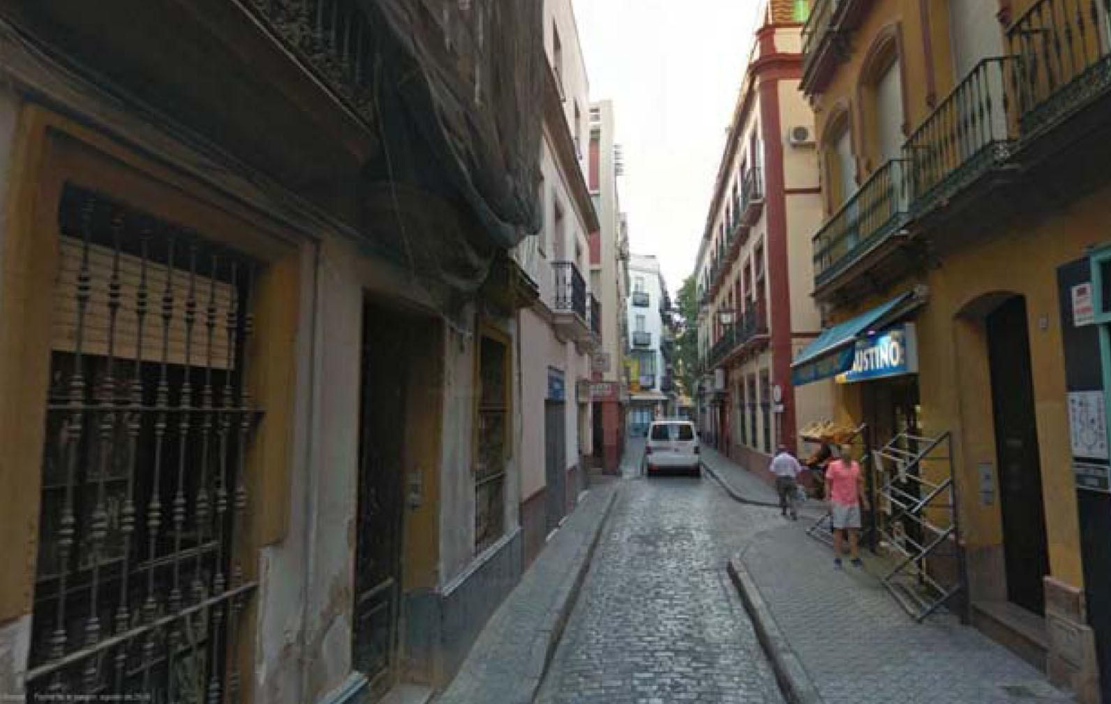 Un vehículo circula por Baños antes de llegar a la Plaza de la Gavidia.