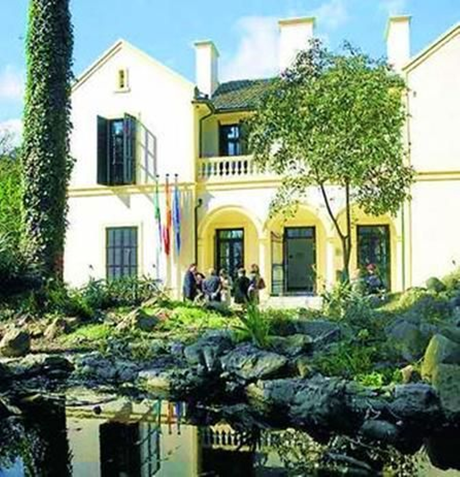 La Mancomunidad tiene su sede en el antiguo palacete de Villa Smith, en los jardines del Parque de las Acacias.