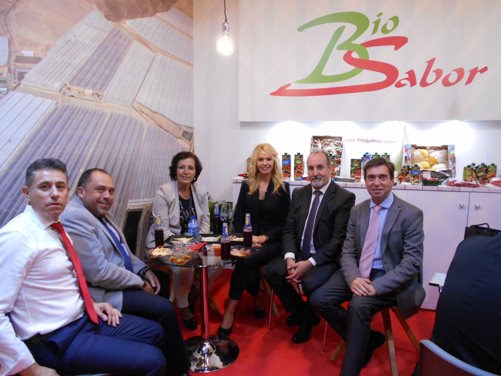 El presidente de Biosabor, Francisco Belmonte, con una delegación institucional de la Junta formada por Rafael Peral, Gracia Fernández, José Manuel Ortiz y José Antonio Aliaga.