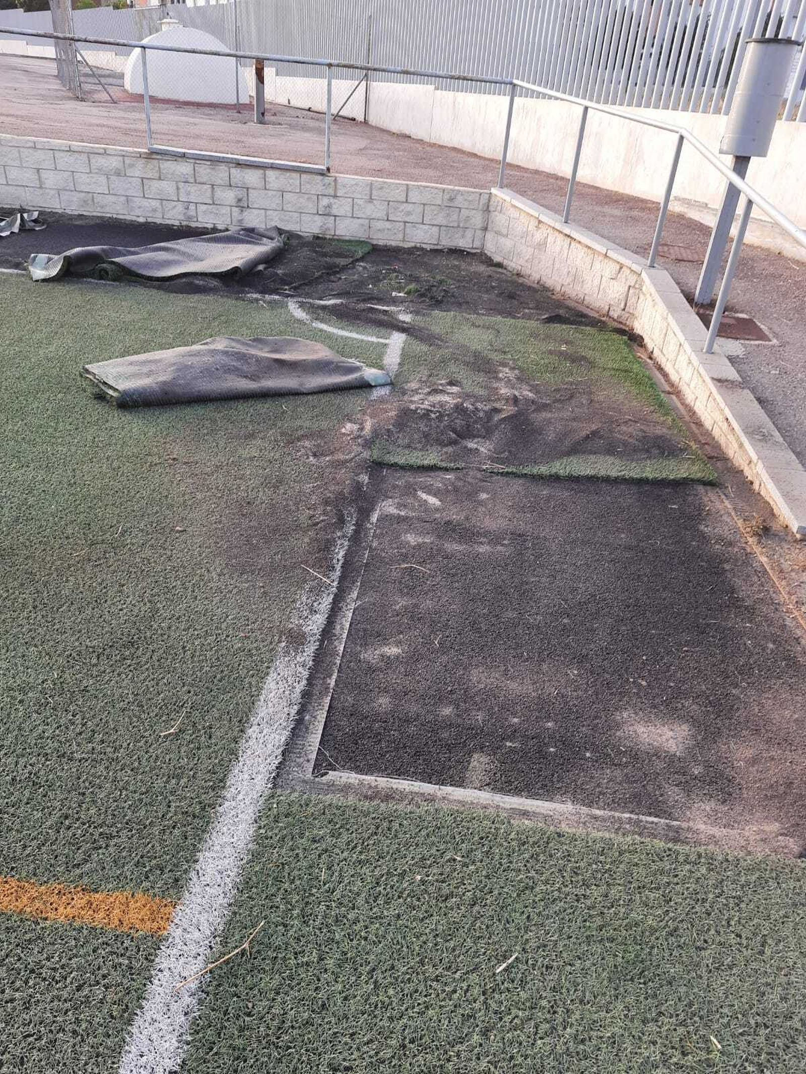 Imagen del estado del césped artificial de las instalaciones deportivas en San Telmo.