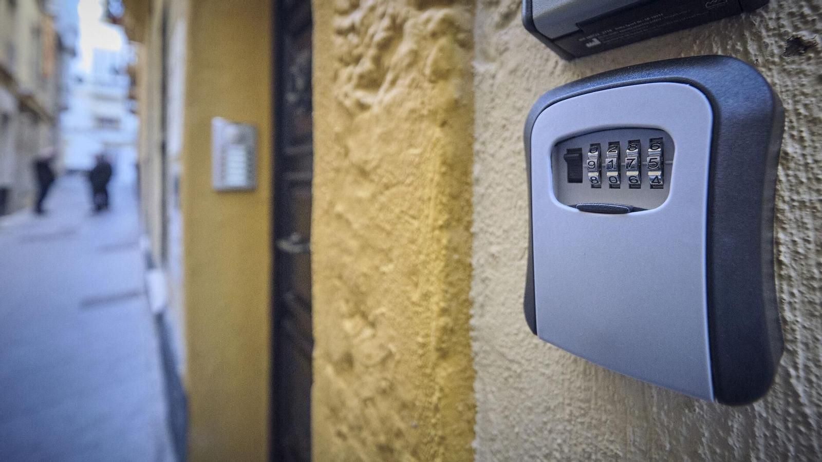 Caja porta llaves en el exterior de unos pisos turísticos