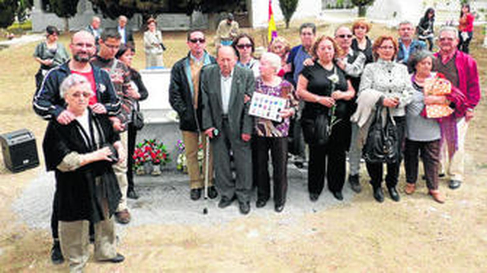 Familiares de los guerrilleros y miembros del Foro tras el homenaje en el camposanto belmezano.