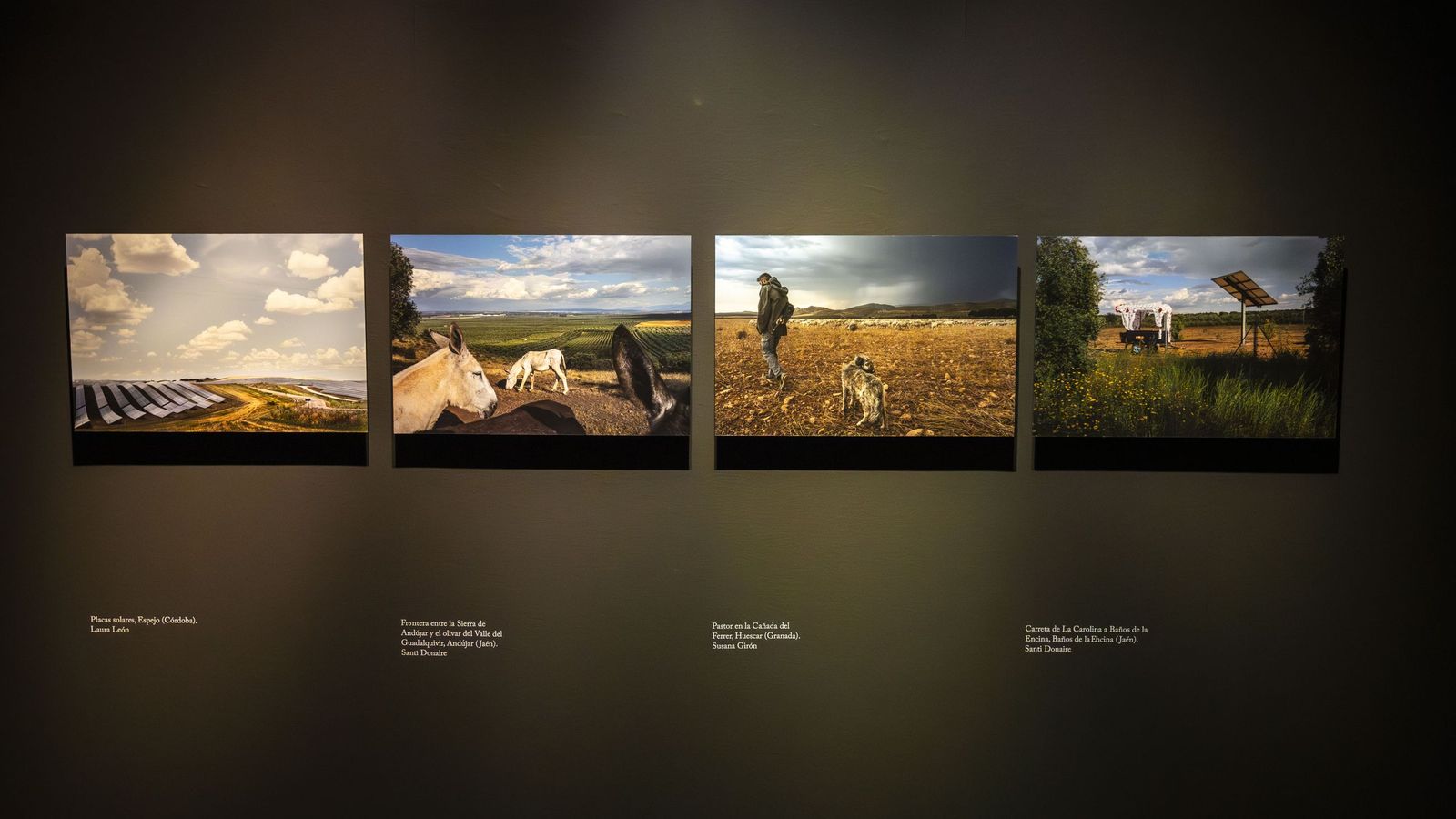 Dos fotografías de Santi Donaire en la exposición: la segunda, de Andújar, y la cuarta, de Baños de la Encina.